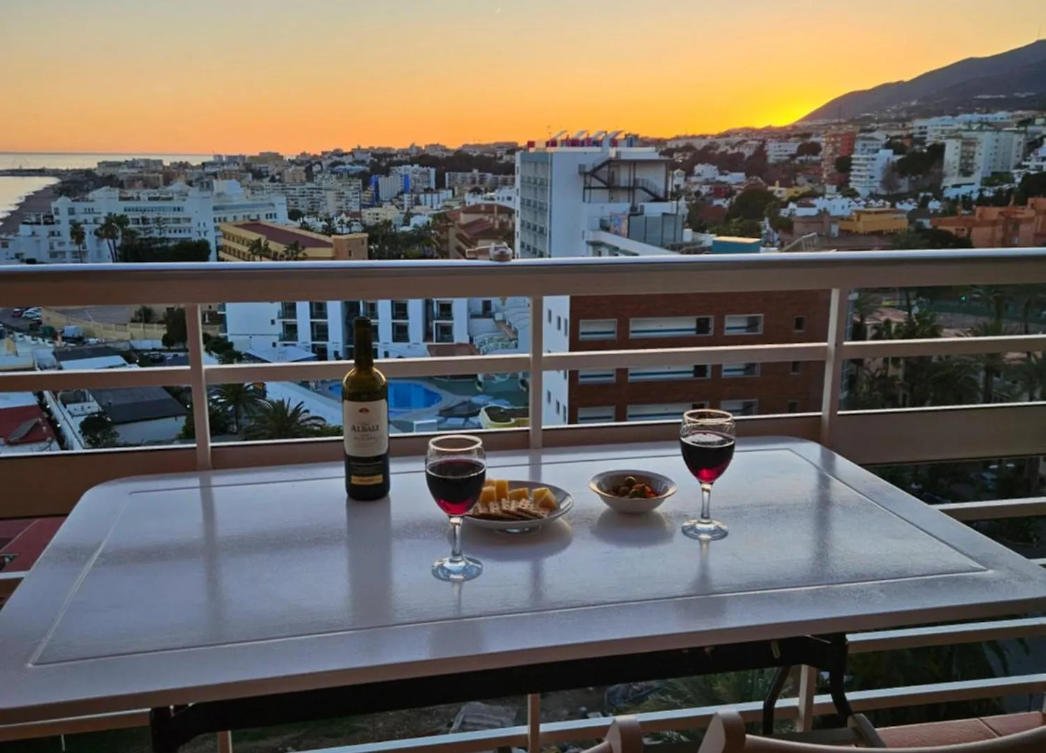 La Roca-Mediterraneo Views, 8Th Floor-New Kitchen- Pool- Parking-Air Conditioning, Ceiling Fans & Free Wifi Torremolinos